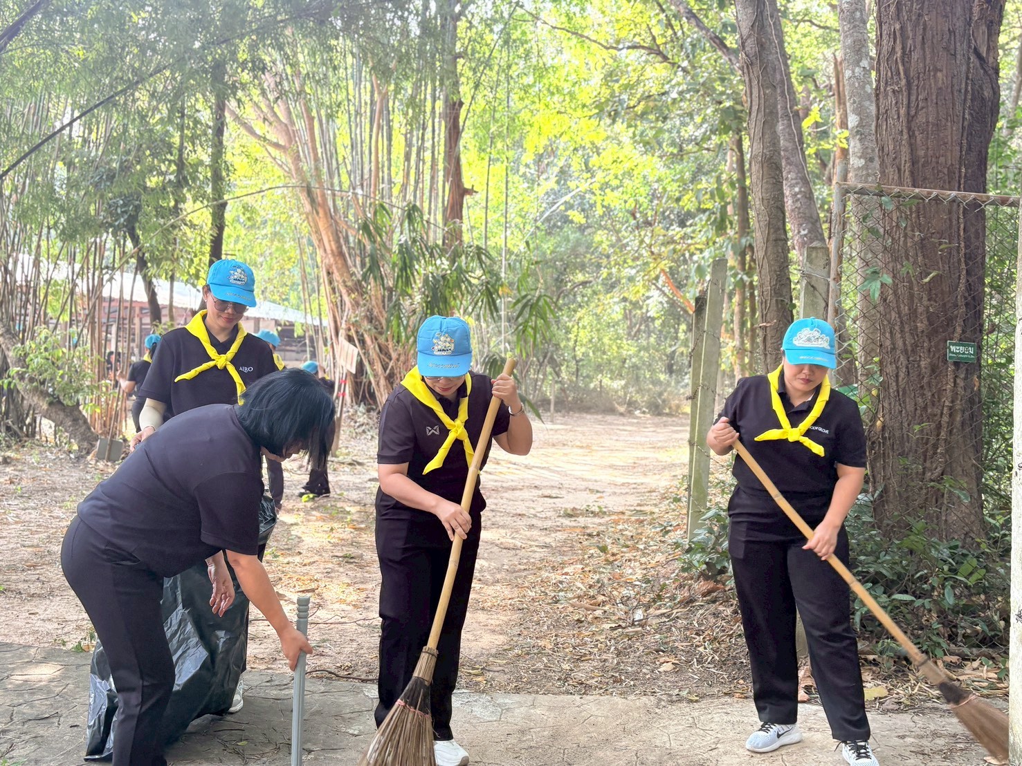 title - ส.ป.ก.ยโสธร ร่วมกิจกรรมจิตอาสาพัฒนา เพื่อถวายเป็นพระราชกุศล น้อมสำนึกในพระมหากรุณาธิคุณ สมเด็จพระนางเจ้าสิริกิติ์  พระบรมราชินีนาถ พระบรมราชชนนีพันปีหลวง